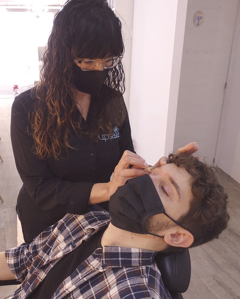 chica realizando un tratamiento facial
