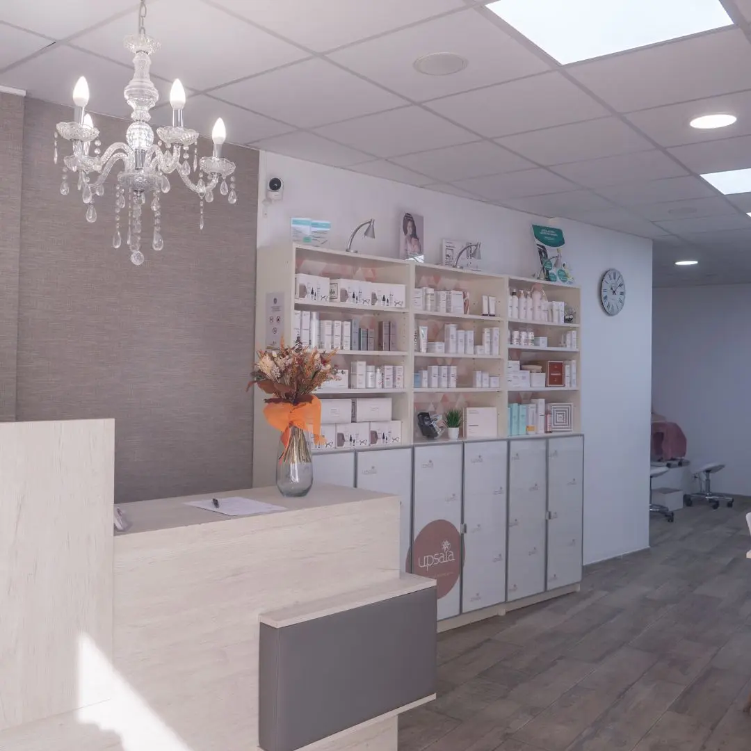 Recepción y zona de espera de Upsala Estética Avanzada, centro de estética en Sants